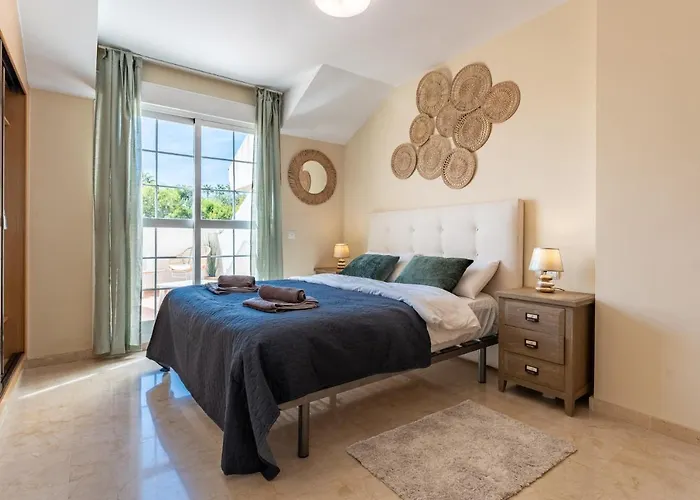 Coastal Paradise 3Bed , Pool , Sea Views!